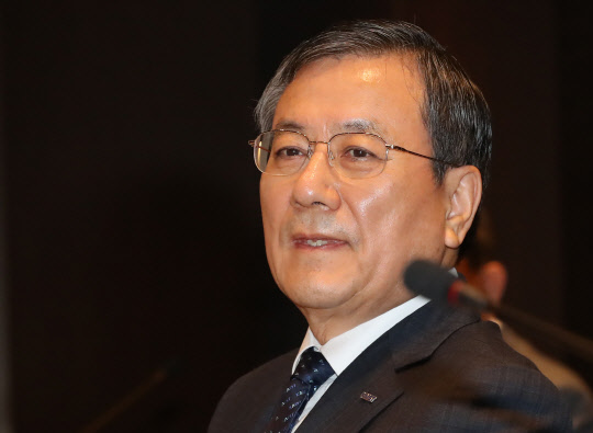 신성철 한국과학기술원(KAIST) 총장이 14일 서울 서초구 엘타워에서 열린 카이스트 이사회에 참석해 생각에 잠겨 있다. 연합뉴스